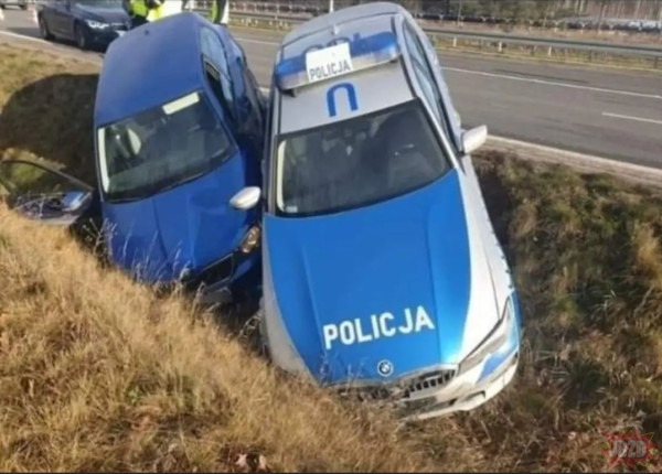 Proszę zjechać na pobocze, za nami...>