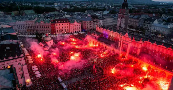To zdjęcie przechodzi do historii. Kraków świętuje