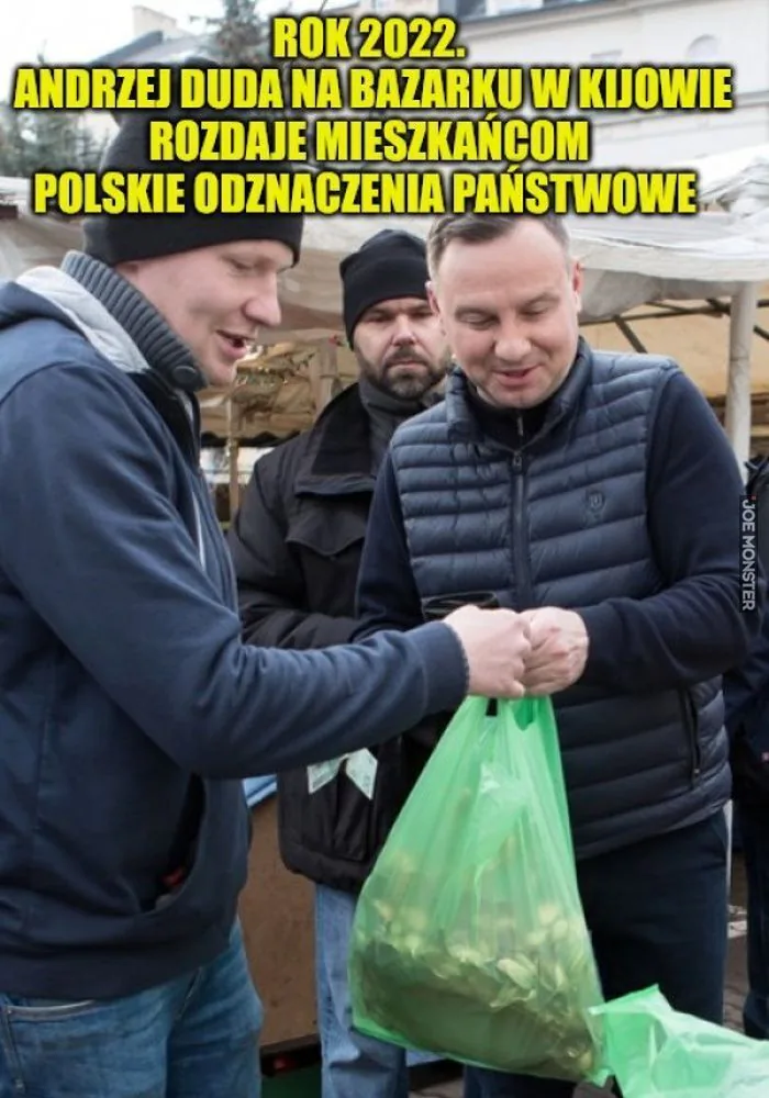 ROK 2022.
ANDRZEJ DUDA NA BAZARKU W KIJOWIE
ROZDAJE MIESZKAŃCOM
POLSKIE ODZNACZENIA PAŃSTWOWE
